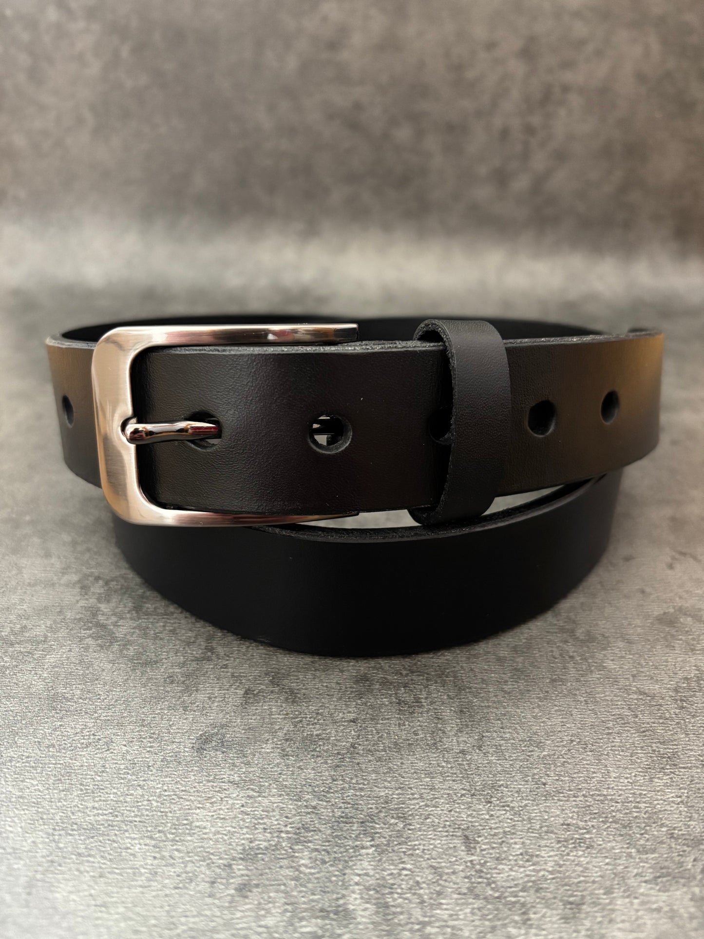 Kožený pásek – pevný základ každého outfitu