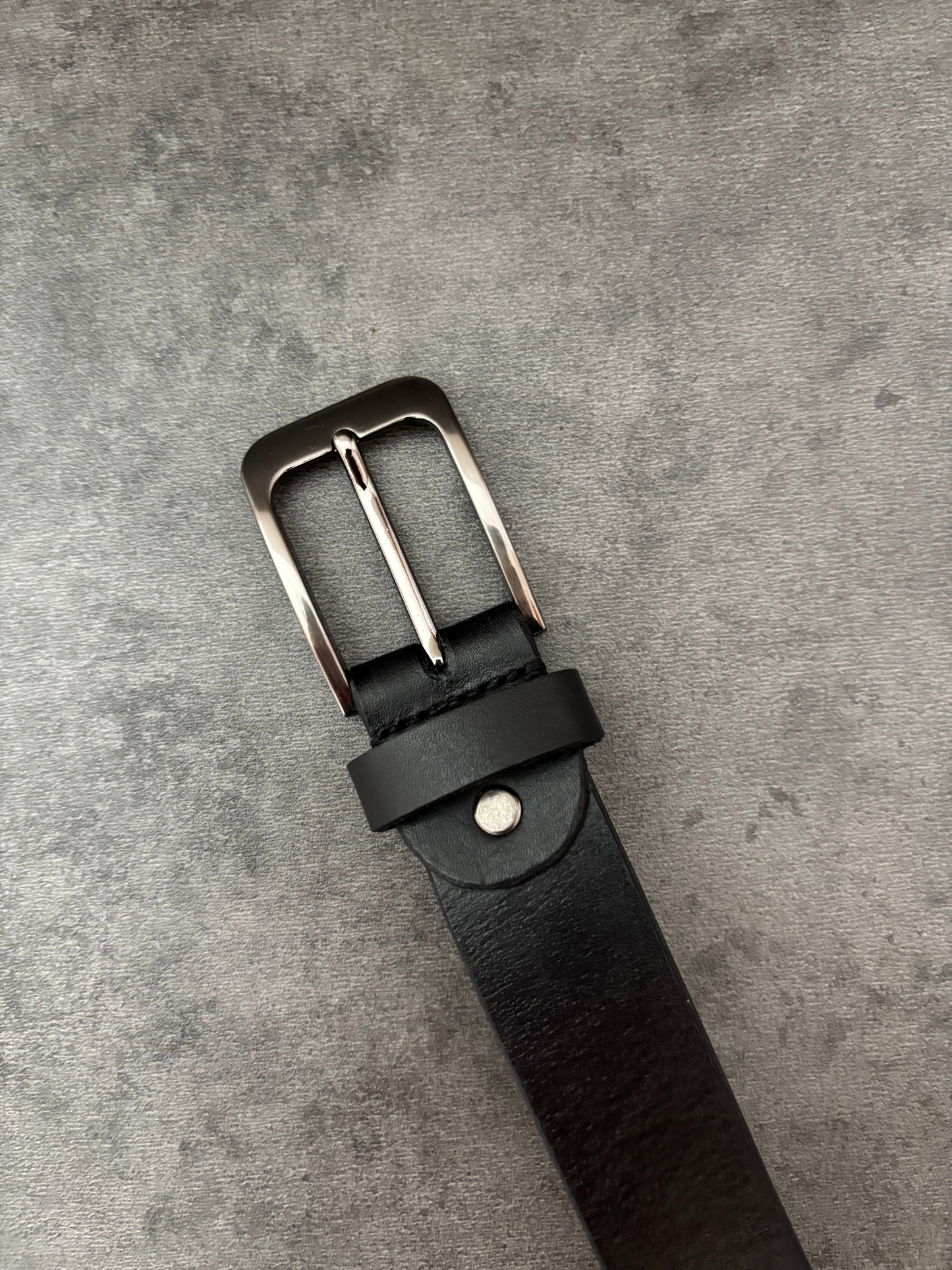 Kožený pásek – pevný základ každého outfitu